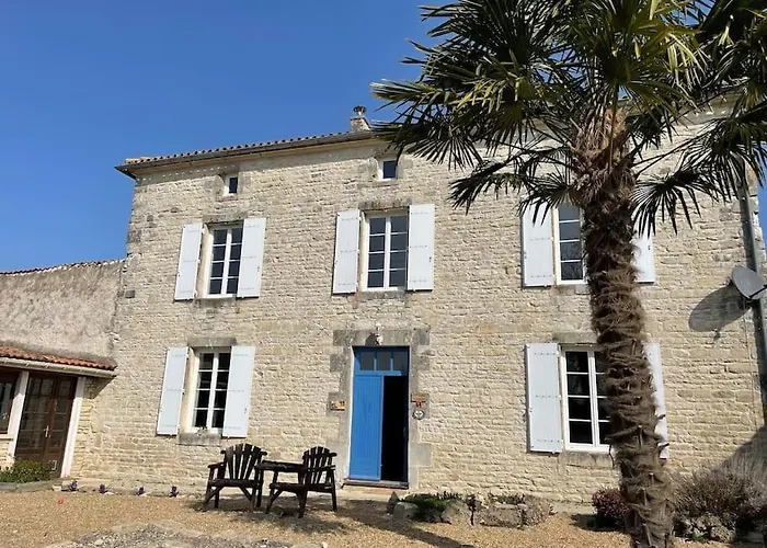 Beautiful Charente Home With Swimming Pool
