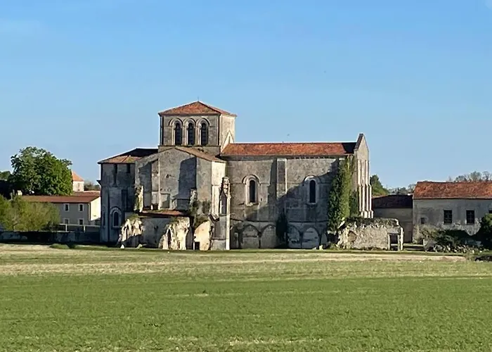 Beautiful Charente Home With Swimming Pool