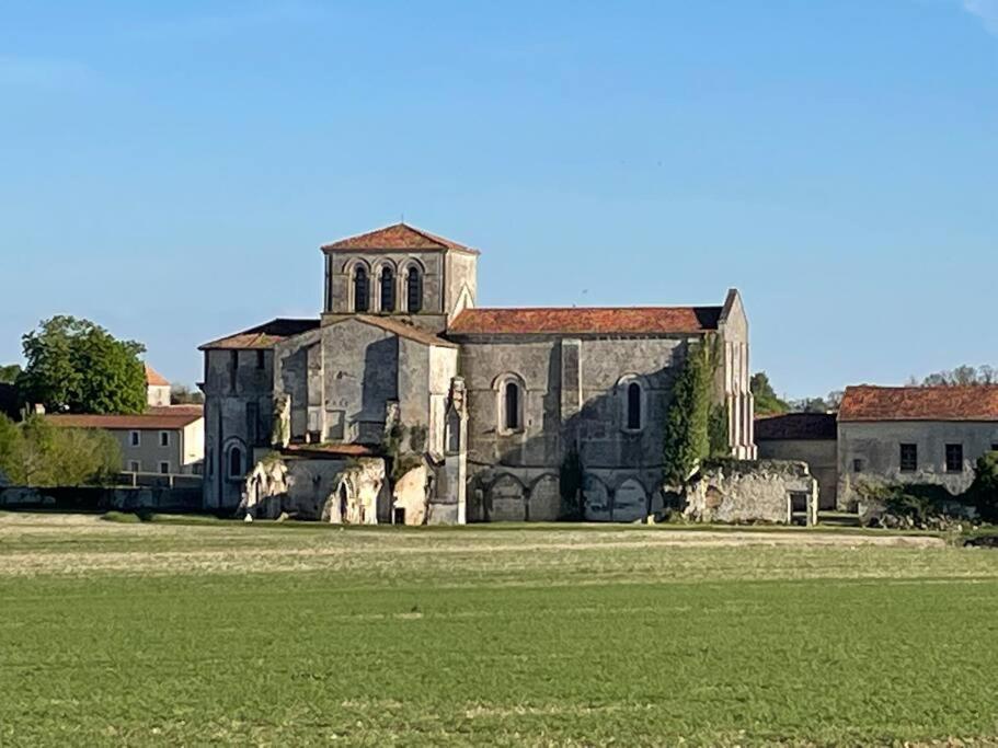Beautiful Charente With Swimming Pool